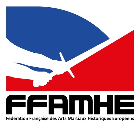 Blason de la Fédération Française des Arts Martiaux Historiques Européens : un bras tenant une épée par la poignée, sur un fond bleu et rouge, au-dessus du sigle FFAMHE et du nom complet de la fédération.